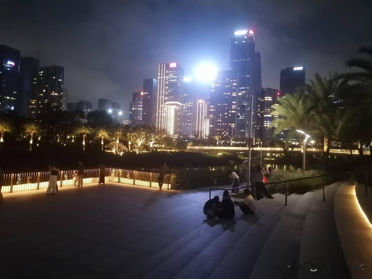 晚上的前海，高楼大厦灯火辉煌，那摩天轮星光闪烁！