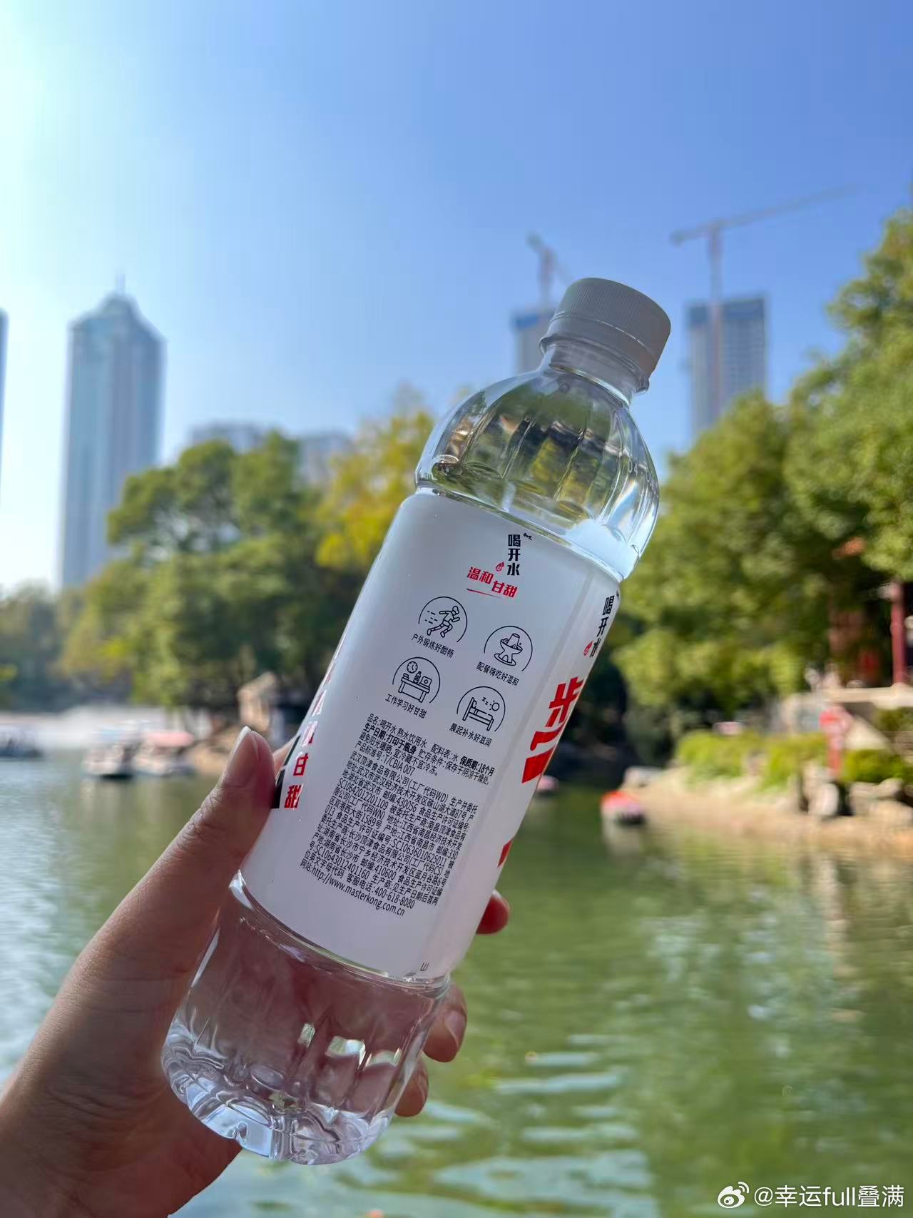 只喝水不喝饮料的朋友追《问心2》看到超暖心一幕，小太阳一直劝林医生多喝熟水。康师