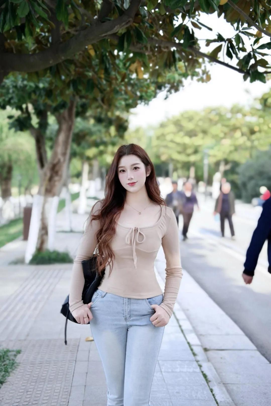 晒图笔记大赛春日暖阳下，少女浅笑安然，漫步在绿荫小道上，享受宁静的午后时光。