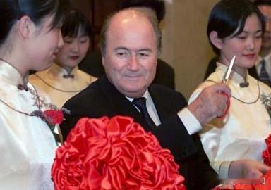 布拉特：说起中国的足球运动员，孙雯是我十分欣赏的一位，我还与她共进了晚餐。她是中