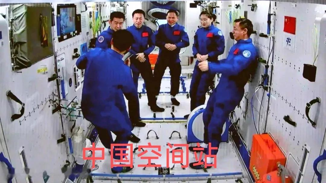 国际空间站:
天宫老弟！真羡慕你啊！先进干净整洁漂亮
中国空间站:
啊欧！确认一