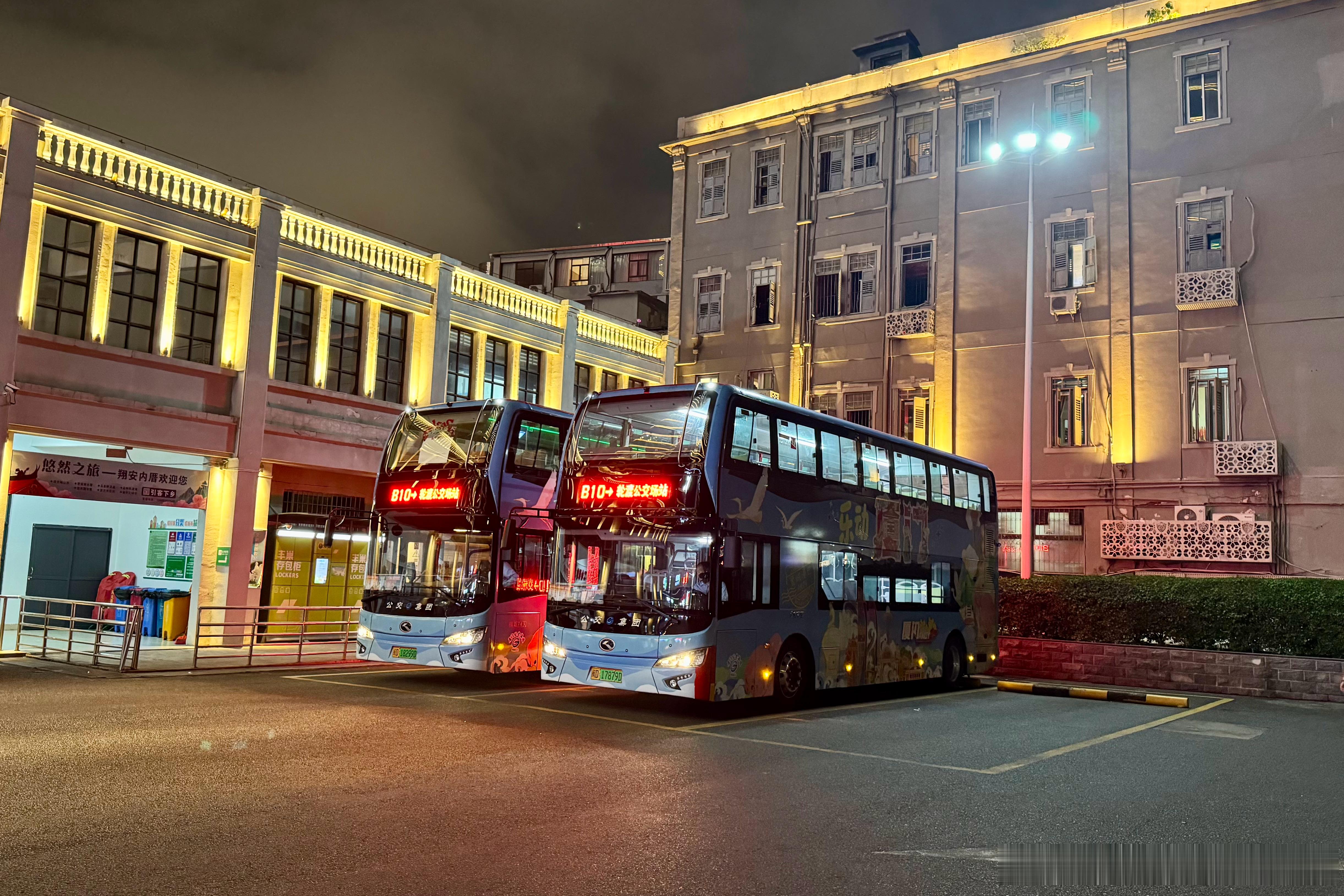 厦门B10路双层，一个软座一个硬座