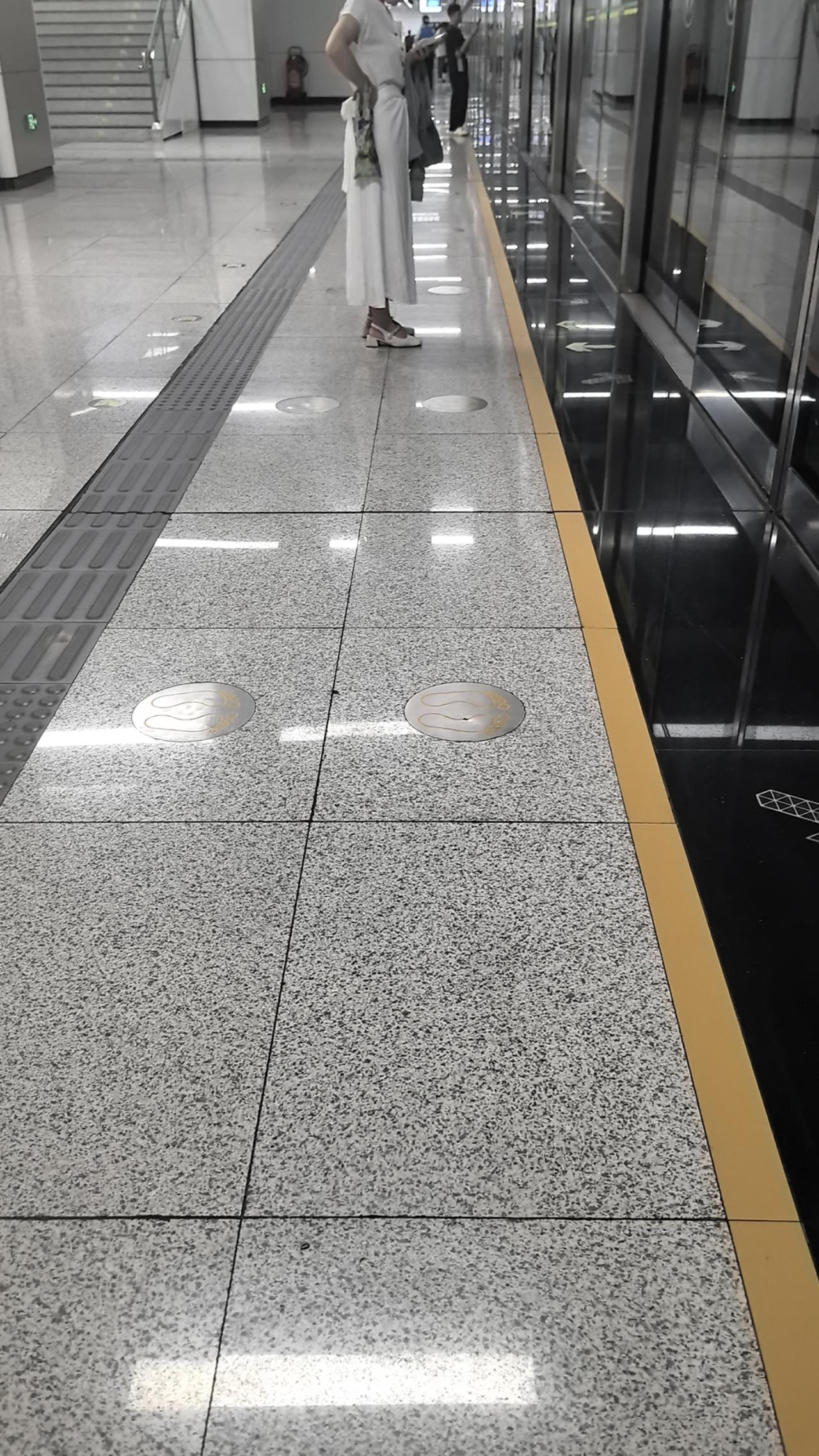 深圳16号线，周六一大早上，地铁间隔时间也太久了吧，6分钟啊，为了节约成本这是拼