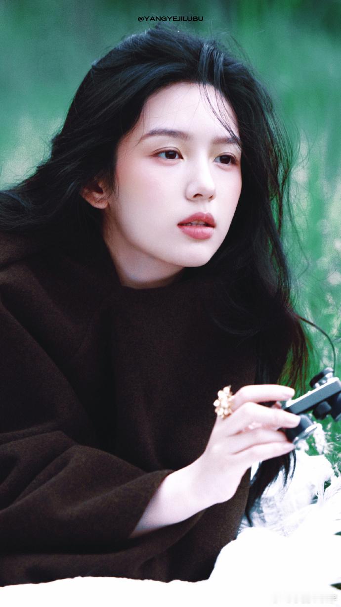 周也抵达戛纳电影节奔赴浪漫戛纳，周也一袭米白套装温柔登场，机场随性自在毫无距离感