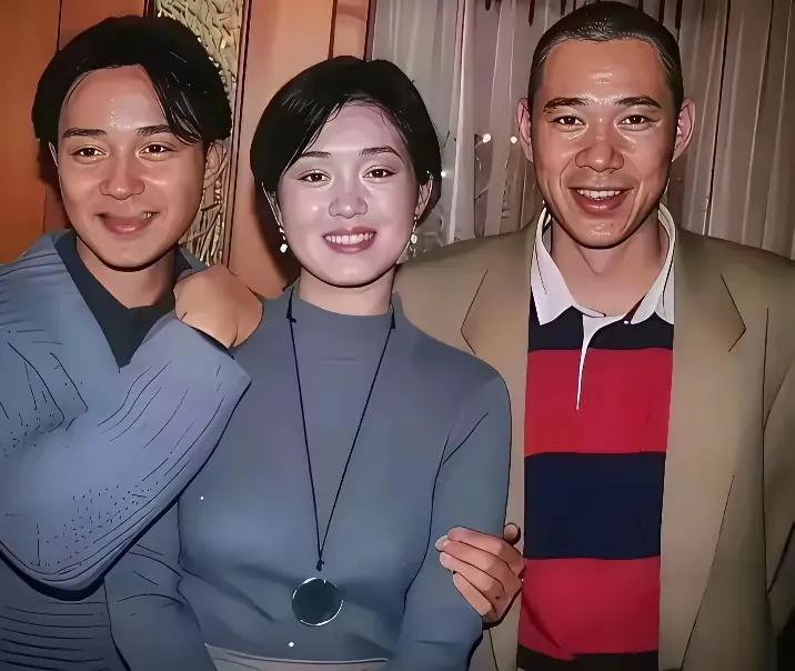 张国荣与张丰毅中间的那位女子，有人认为是巩俐，也有人觉得是张敏，可在我看来，怎么
