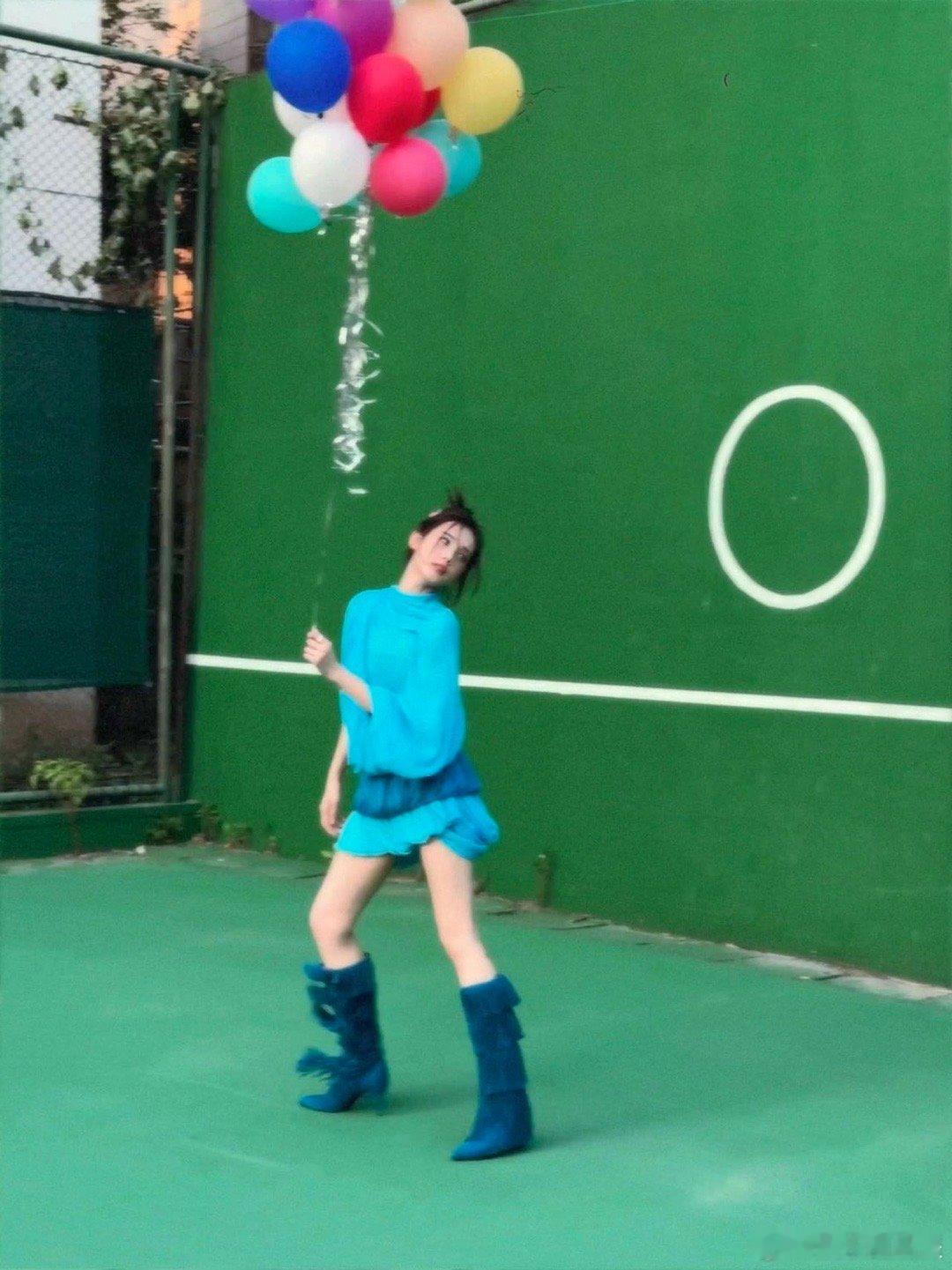 #李一桐克莱因蓝童话大片#，李一桐身着华美的服饰，在克莱因蓝的背景下，演绎着属于