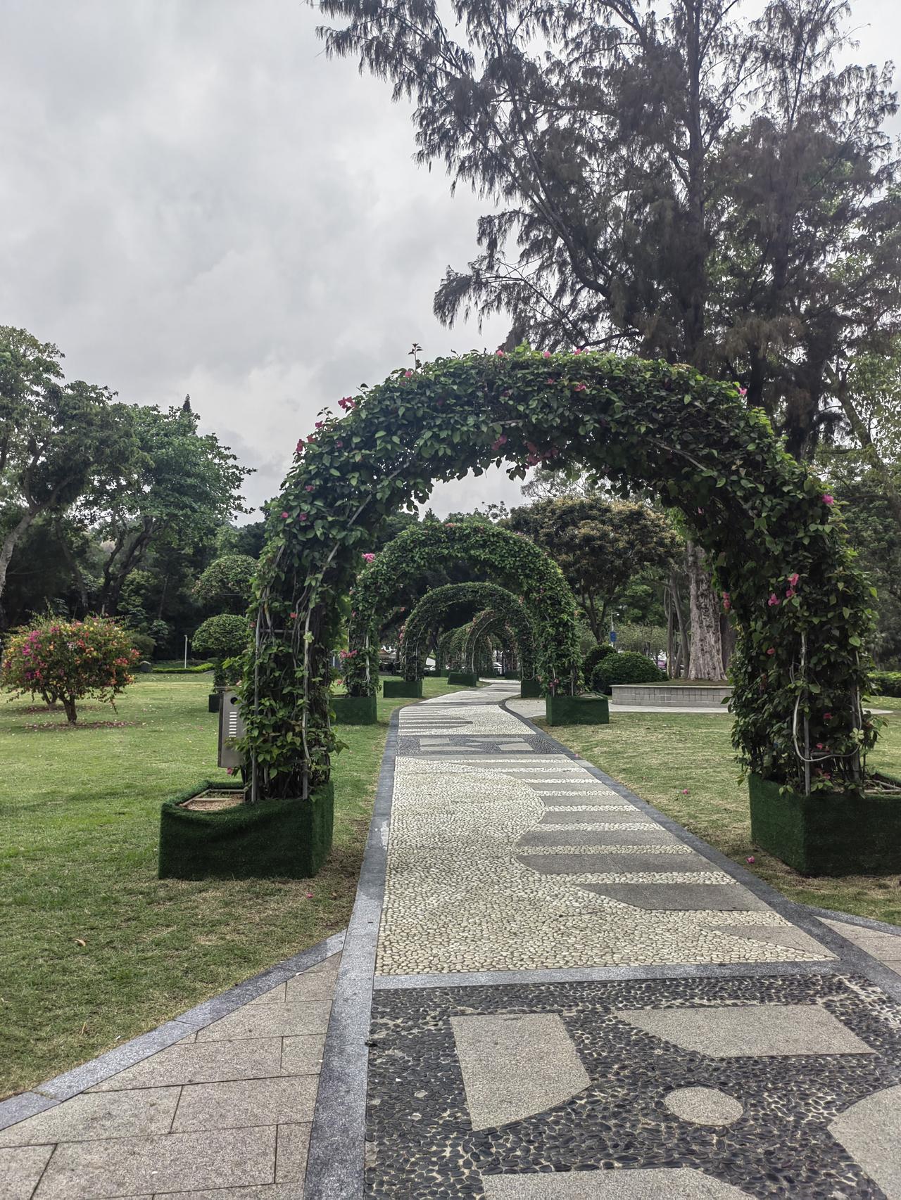 昨天带娃出去玩，碰见一对夫妻在吵架，那个女的很生气，最后一个人走了。
我带着孩子