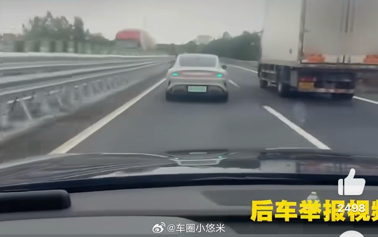 男子高速故意压速堵路称脾气上来了高速快车道是有最低限速的，人为低速并行极易诱发连