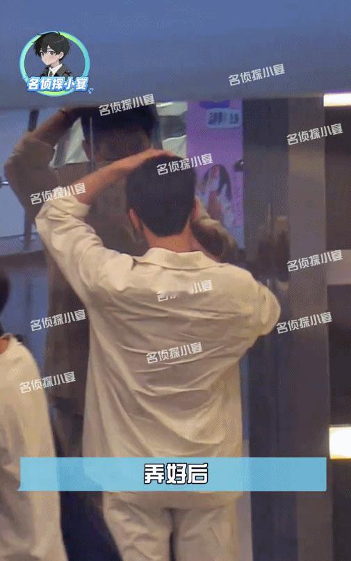 杨洋剪了新发型，之后他边和助理聊天边用手拨弄着自己的新发型，走搭电梯旁，杨洋对着