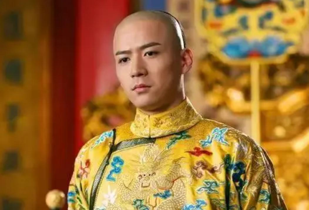1796年，紫禁城乾隆的禅位大典当场翻车。85岁的太上皇，在满朝文武、跪地的新帝