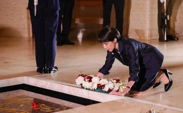 一国首相在大庭广众之下双膝下跪，本该换来世纪和解，却瞬间点燃了整个亚洲的怒火。当