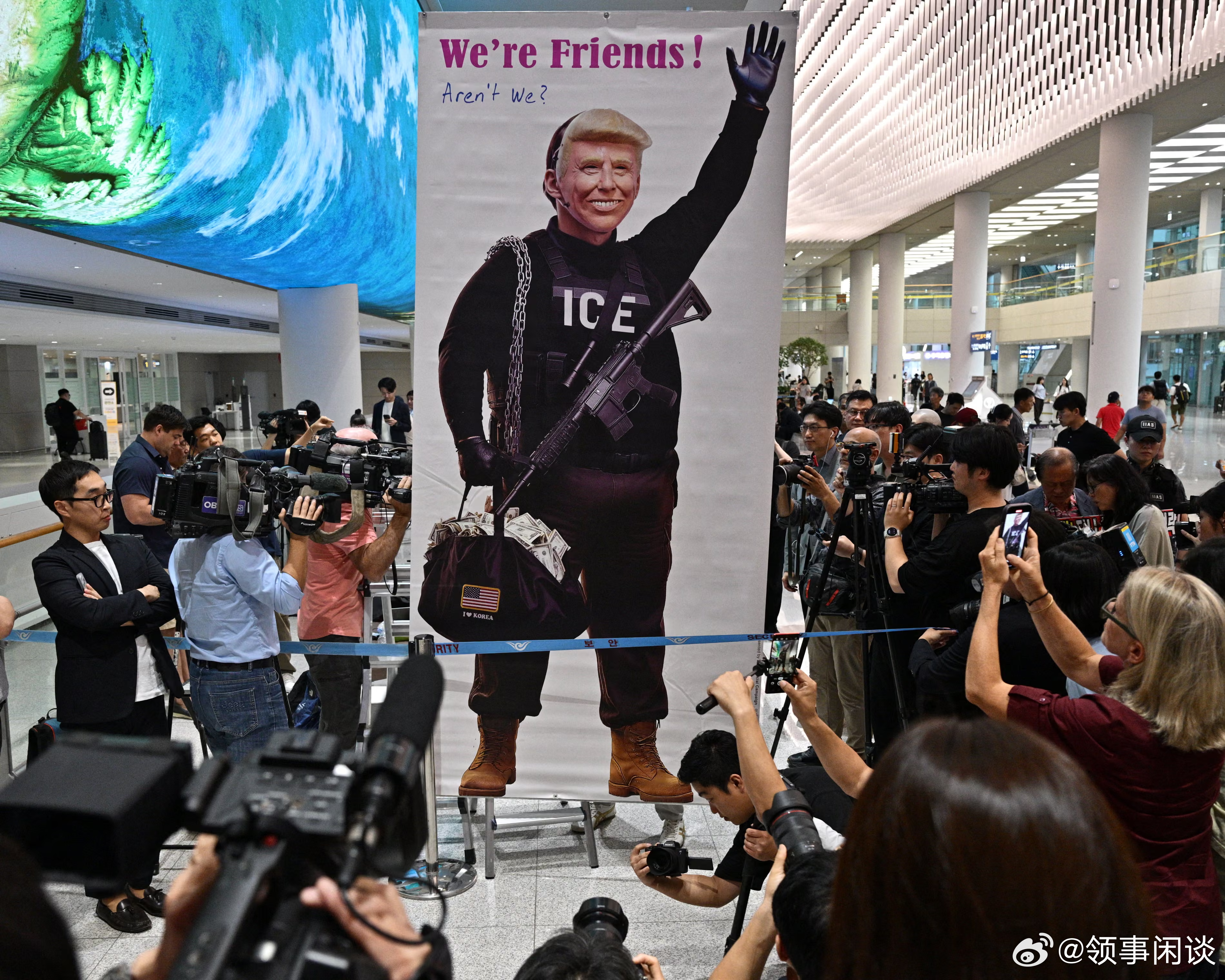 【韩国对美国突袭行动中300名工人被当作“战俘”表示愤怒】（电讯报）周五下午，超