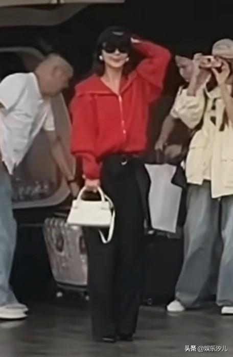 杨紫未拿到金鹰奖从容离场


金鹰奖揭晓，杨紫虽遗憾未能摘得视后，但她在晚会结束