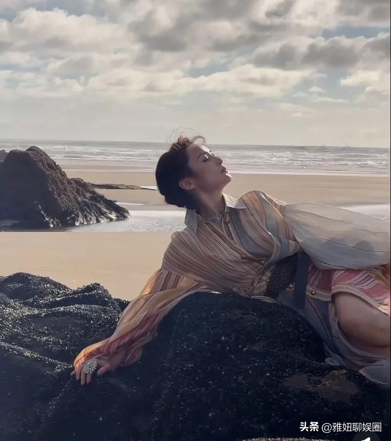 近日，蒋勤勤在个人社交平台晒出一组新西兰海边照片，每一张照片都好美啊，51岁的她