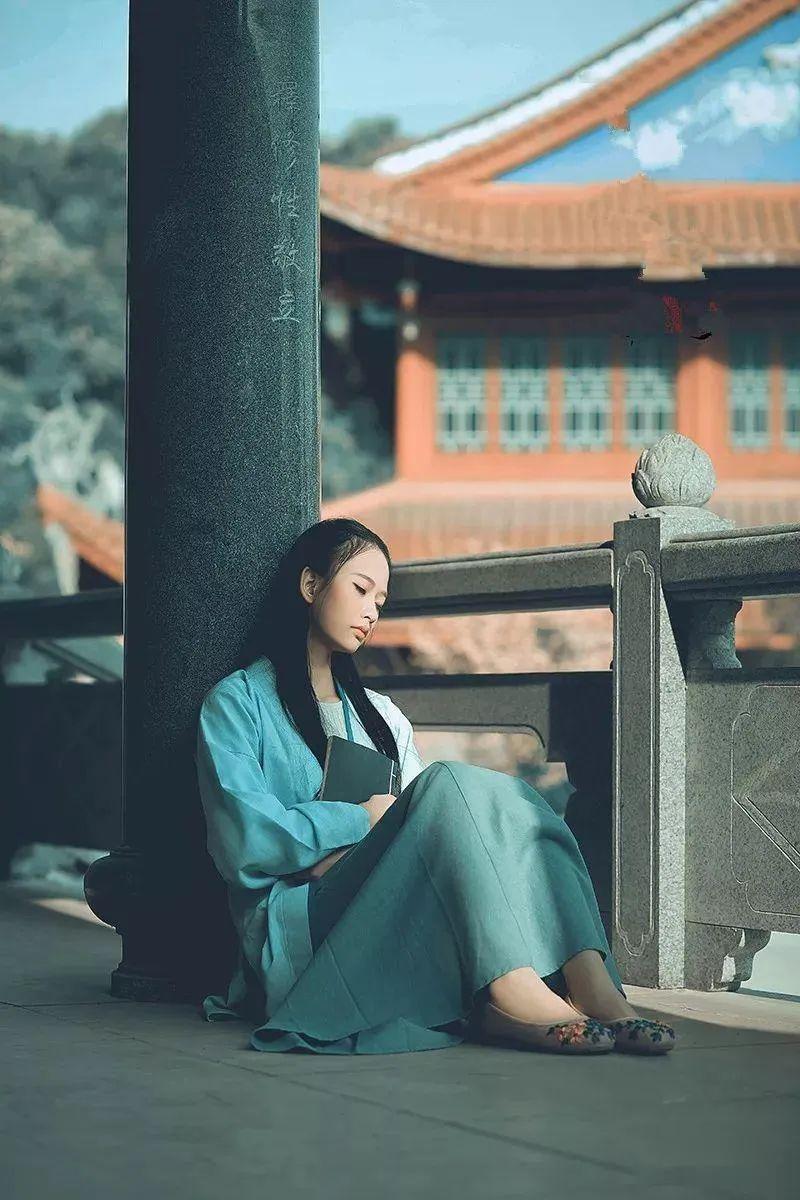 《八月的阳光》
八月的阳光战斗力很强
丝瓜已经败下阵来
它的清热解暑没给太阳败火