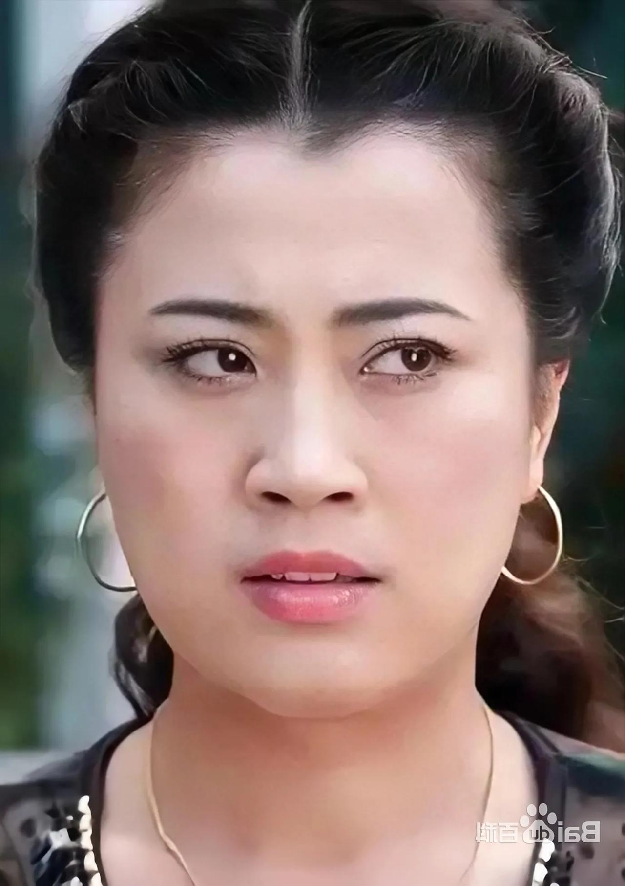 王红梅，长得很健硕、喜气，她可是一级演员，今年51岁，长得不算漂亮，但辨识度很高