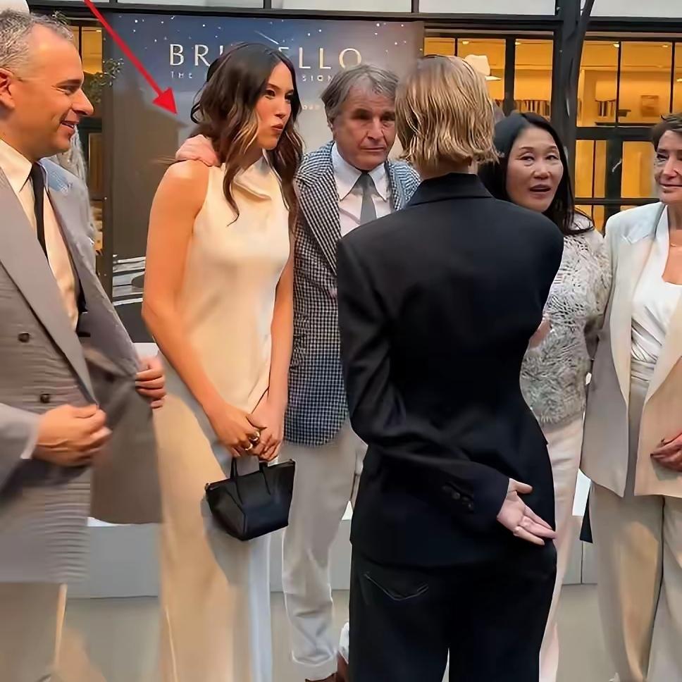 都说外国人很有边界感，
实际上也不过如此。
谷爱凌参加某个时尚活动，
结果被格子