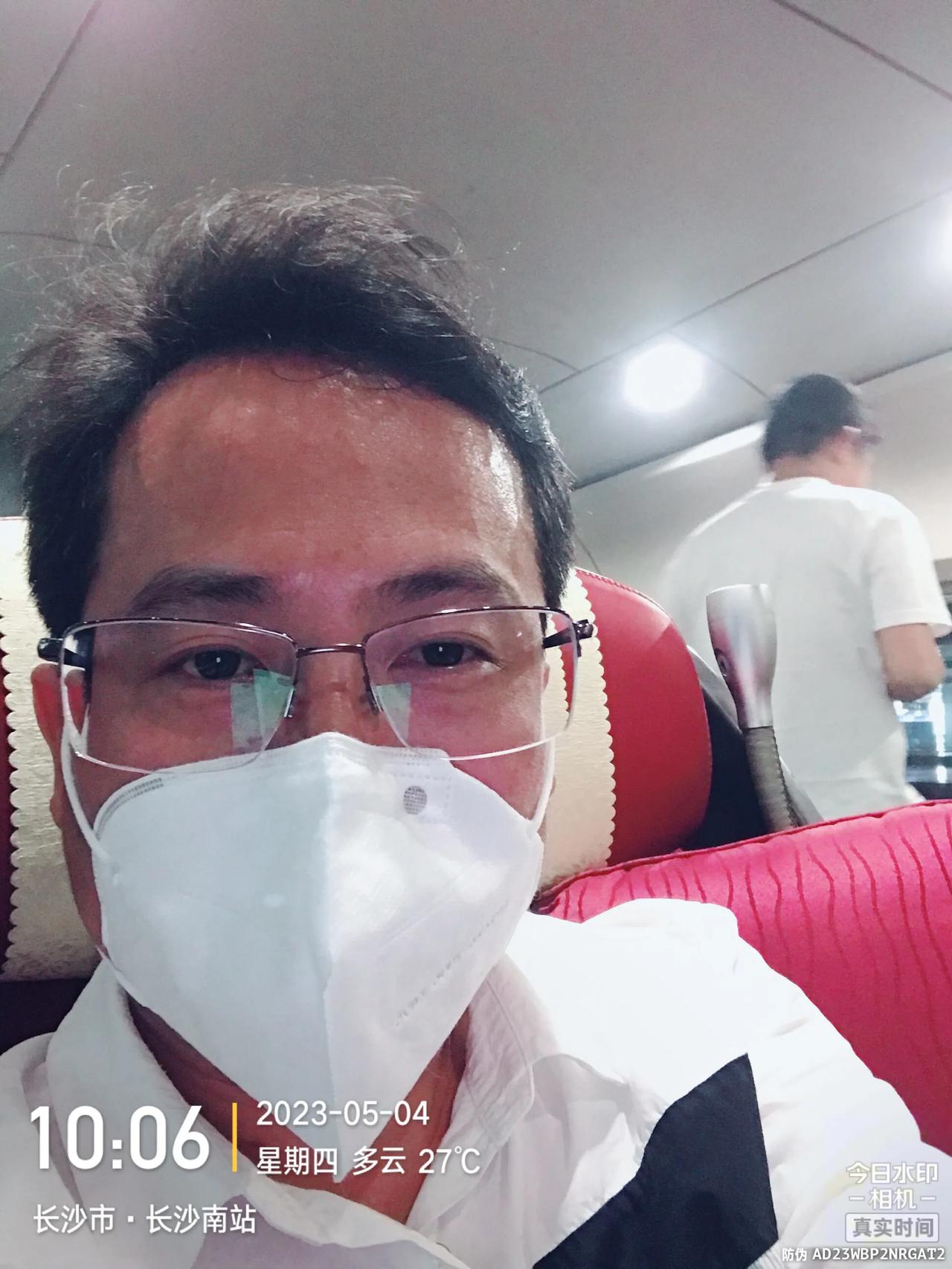 高铁第一次商务座体验：被迫干一次商务座，浪费啊，心疼死了。但为了工作，不得不选择