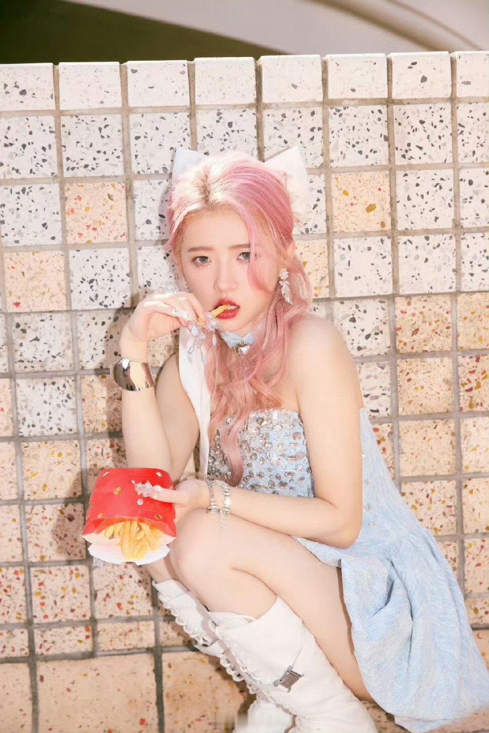 何蓝逗怎么从丑女变成美女的 ​​​