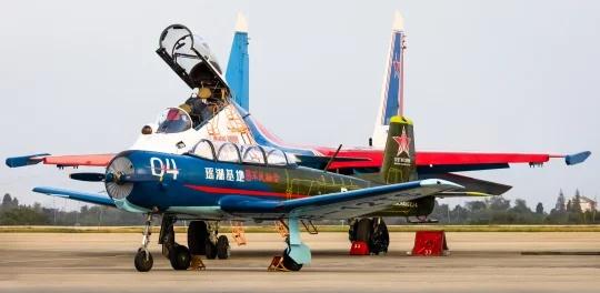 南昌航展的世纪同框
南昌本土飞机初教6与勇士队的苏30飞机同框！ 位于画面前方的