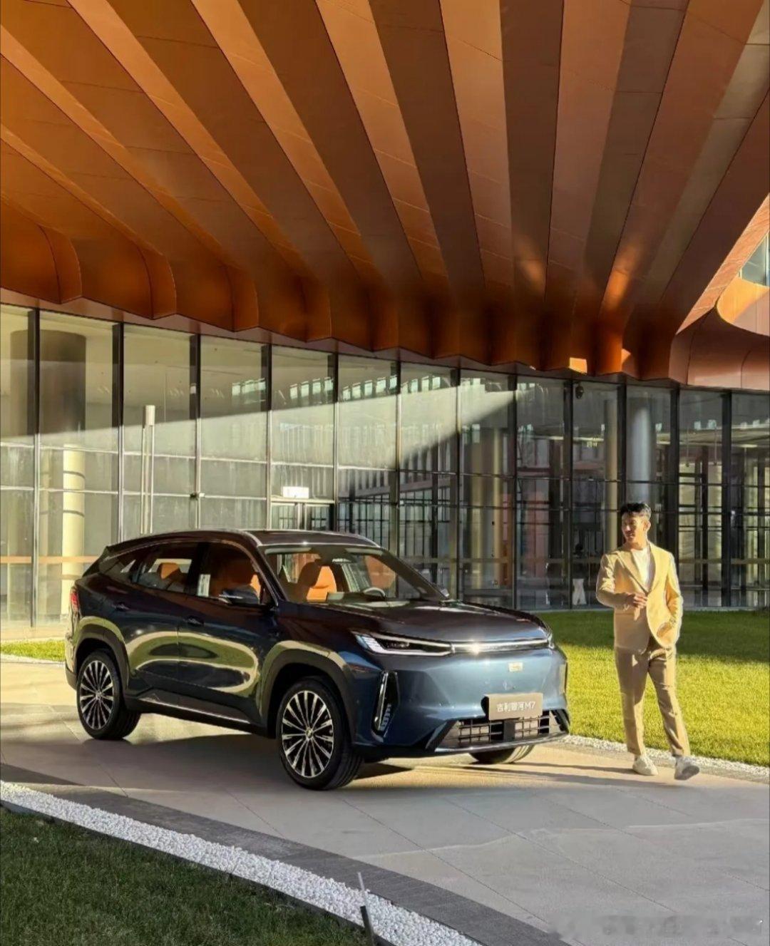 科技赋能，驾驭未来——吉利银河M7，重新定义智能出行。吉利银河