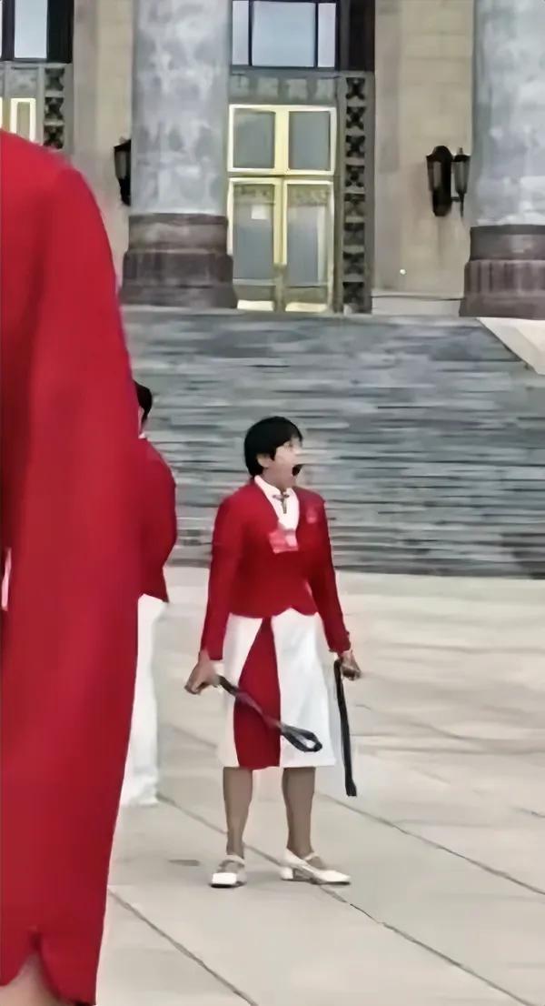 谁给拍下的这张照片？连打个哈欠都被人长焦捕捉，你说活得累不累？
对于婵宝来说，参
