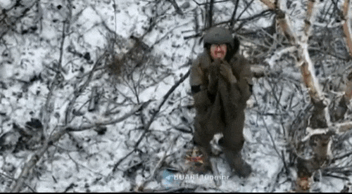 1名俄军士兵在冰天雪地里乞求乌军无人机给他指一条明路。只见他每走几步，就双手合十