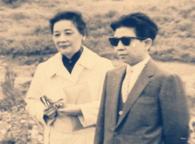 1932年，12岁的孔令伟驾车在上海大街上横冲直撞，被交警拦下后，她竟然大喊一声