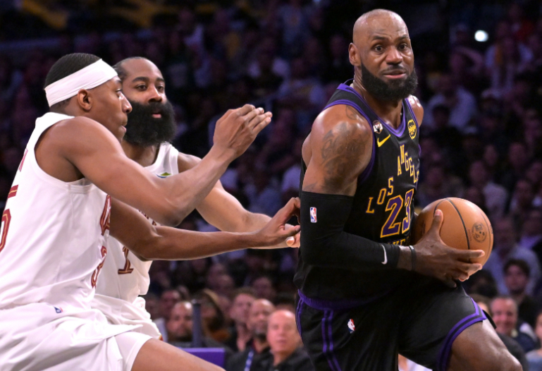 今日，著名记者在连线电台节目《Sirius XM NBA》时谈到了自由球员詹姆斯