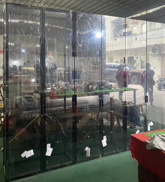 我被这玻璃柜迷住了