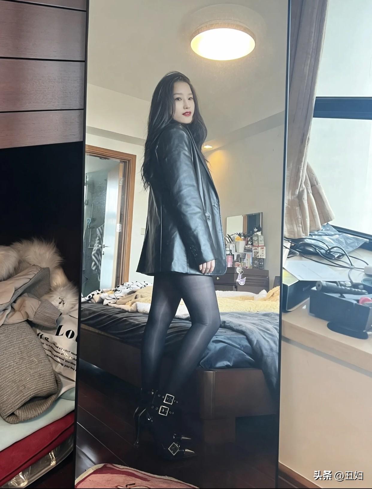 女生穿搭如何又飒又美?皮衣丝袜日常搭配时，黑色皮衣配黑色丝袜，再搭双中筒靴，气场