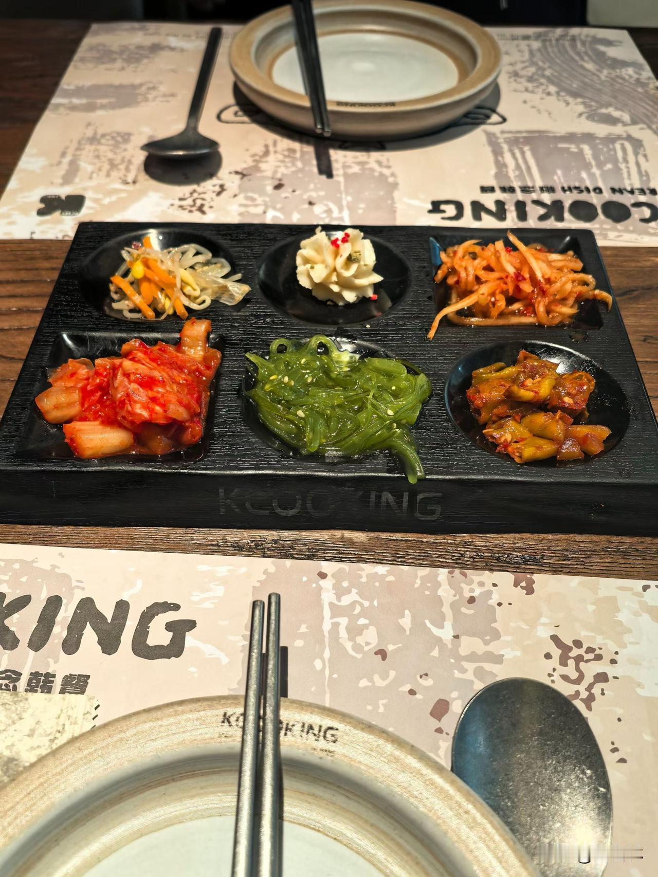 乌鲁木齐寻吃：KCOOKING概念韩餐
在经济技术开发区万达广场内，饭点来到这家