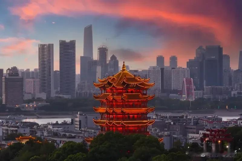 《念奴娇·黄鹤楼》
危楼凌汉，望悠悠、江水滔滔东去。浩渺烟波，吞远岫，云影天光相