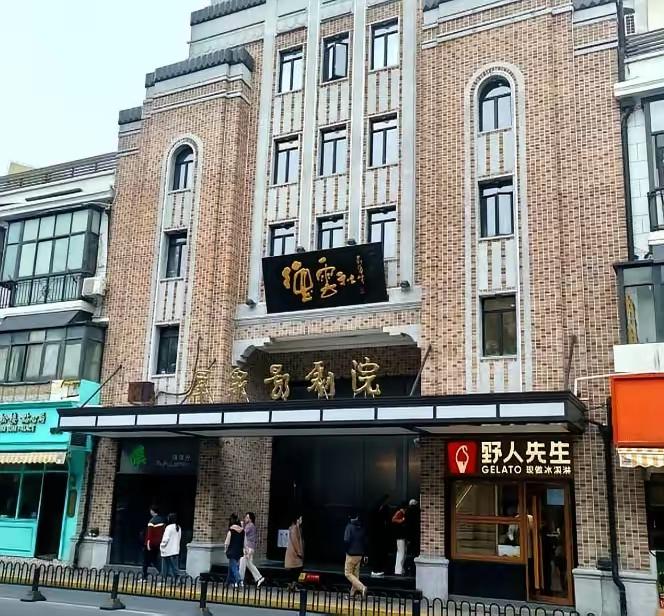 上海德云社遭遇到了“水土不服”，很多上海人表示“听不懂，段子俗”。

“实在太好