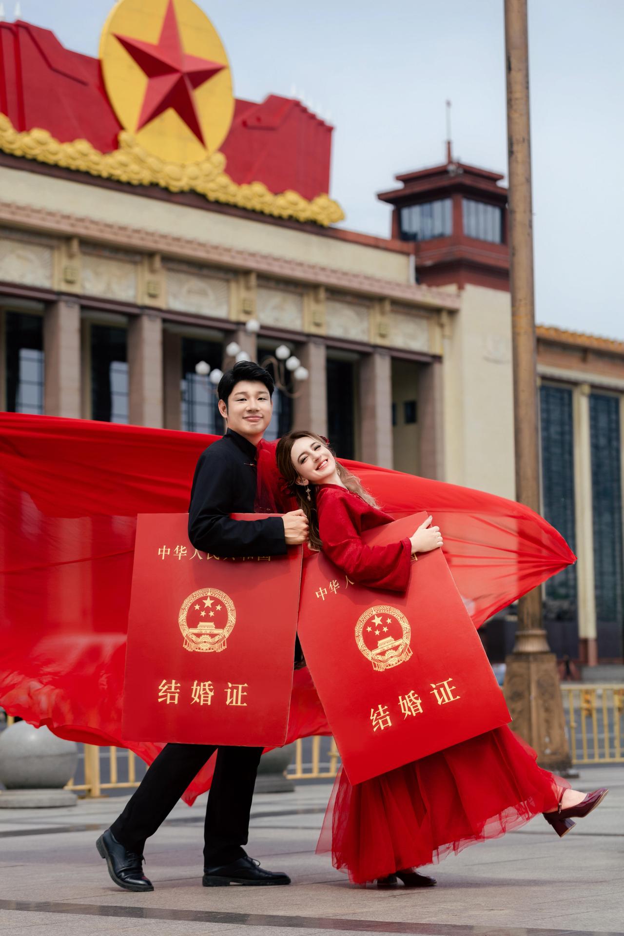 这是我见过最美的婚纱照
新娘美国人，她高兴的说：我是中国媳妇啦!
新郎是中国人，