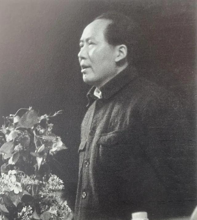 1972年年初，艘美国核潜艇，借着商船屁股当挡箭牌，偷偷摸摸闯入琼州海峡，试图试