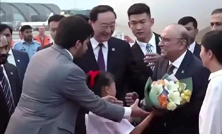 巴基斯坦，越来越香了。为什么？你懂的!  

突然，巴基斯坦成了“香饽饽”，很多