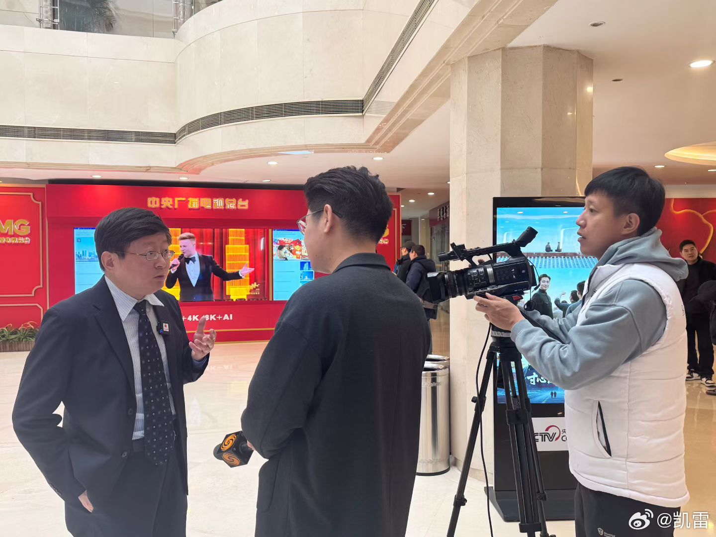 人民日报：一起关注全国两会，首场记者会，拉开两会新闻战序幕今年共有3000多名记