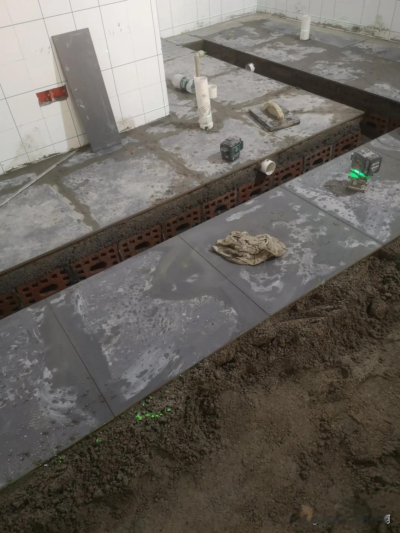 挣的是汗水钱哦！
啥活都干，白天去工地做泥水，搬砖。
搅砂浆，搬砂浆。快到下班的