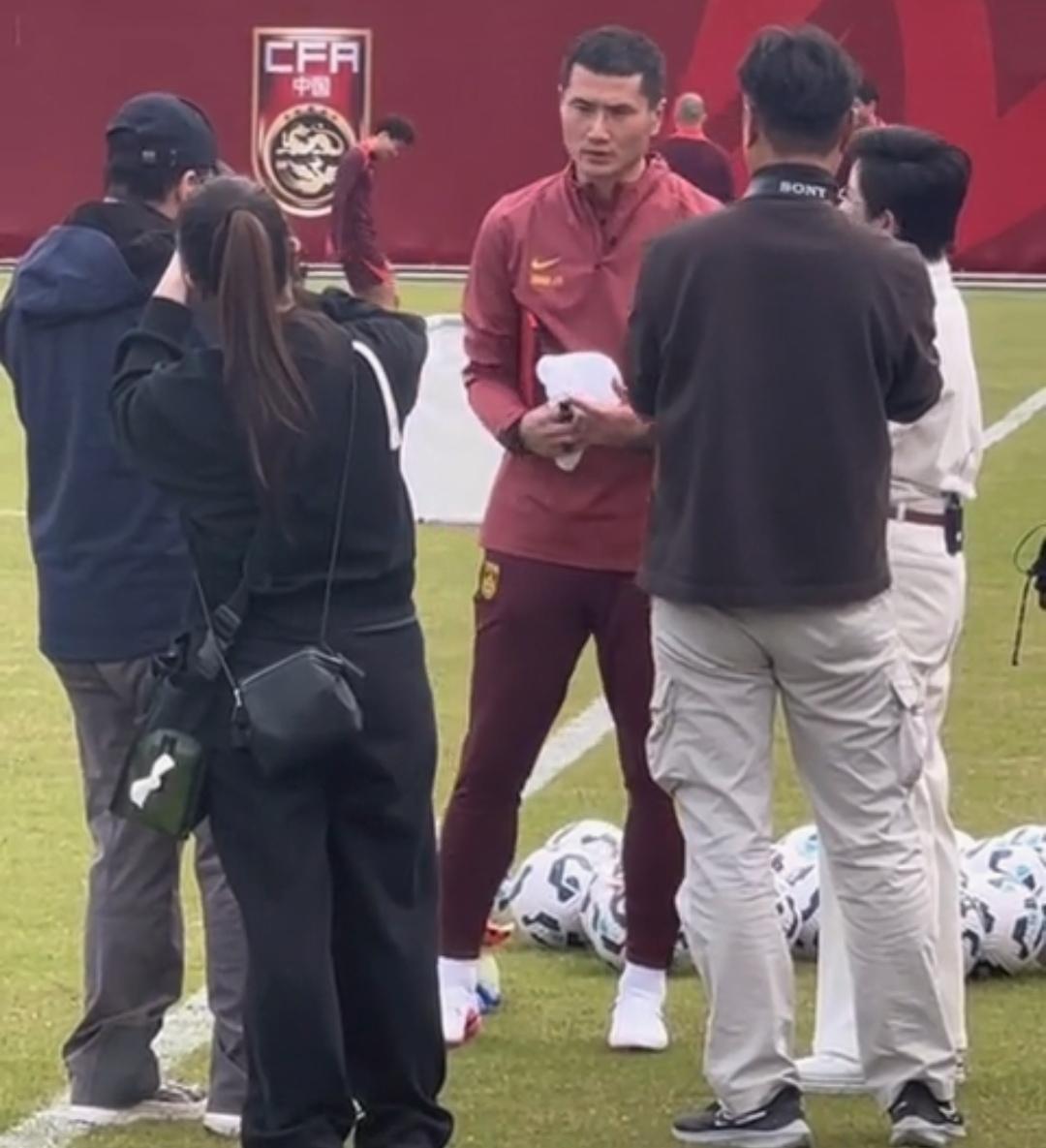邵佳一指导国足训练亲力亲为，教练团队成员都各司其职，训练员于汉超和周挺都迅速进入
