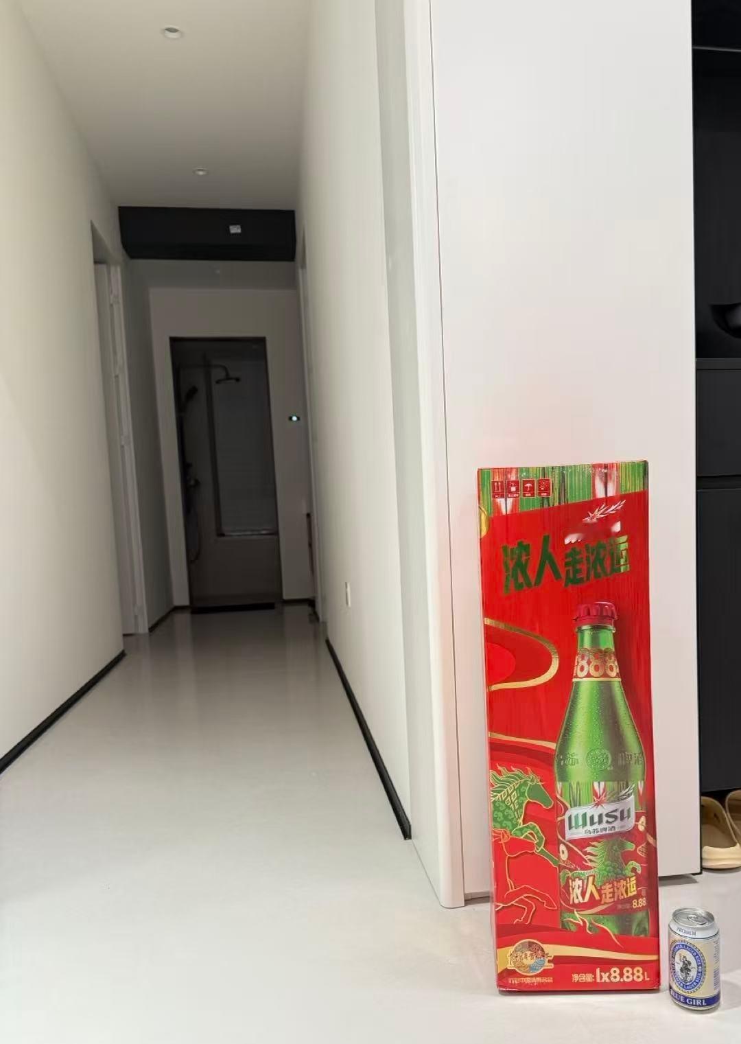 朋友雅迪电动车过1周岁生日，送他1瓶8.88L的乌苏啤酒，祝他日行万里 一生平安