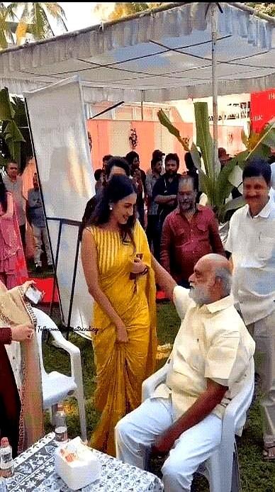 83岁资深导演当众搂腰女演员，对方强挤微笑的画面，瞬间炸锅评论区——这哪是“前辈