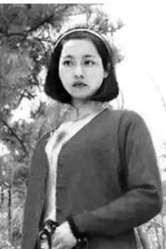 1945年正月的摇铃山，寒风里裹着血腥气。当日军以为黄美英早已断气，伸手去拽她的