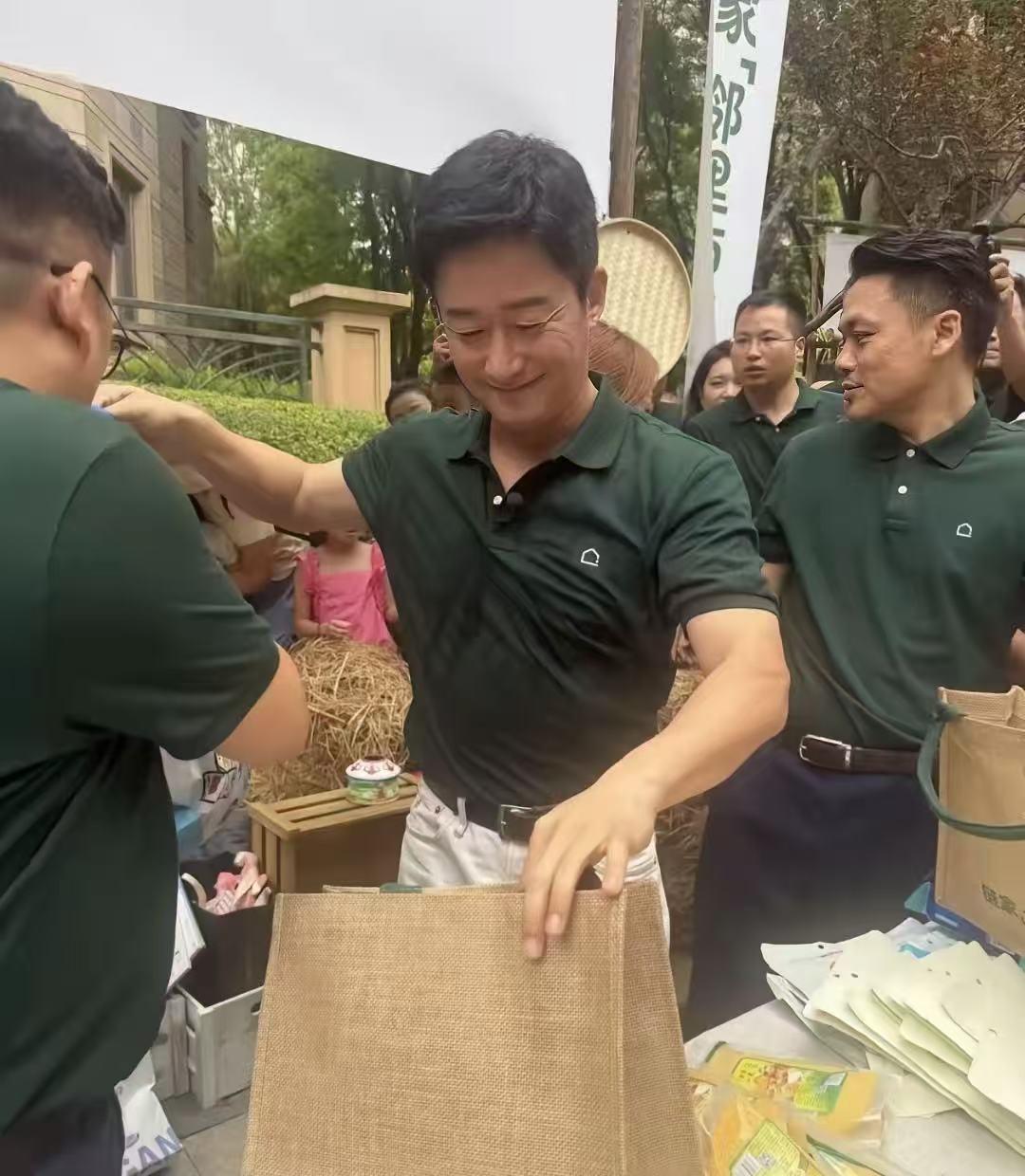 吴京好样的！带着一帮团队的人在北京街头做助农公益，52岁的年龄，胖了后反而更加年