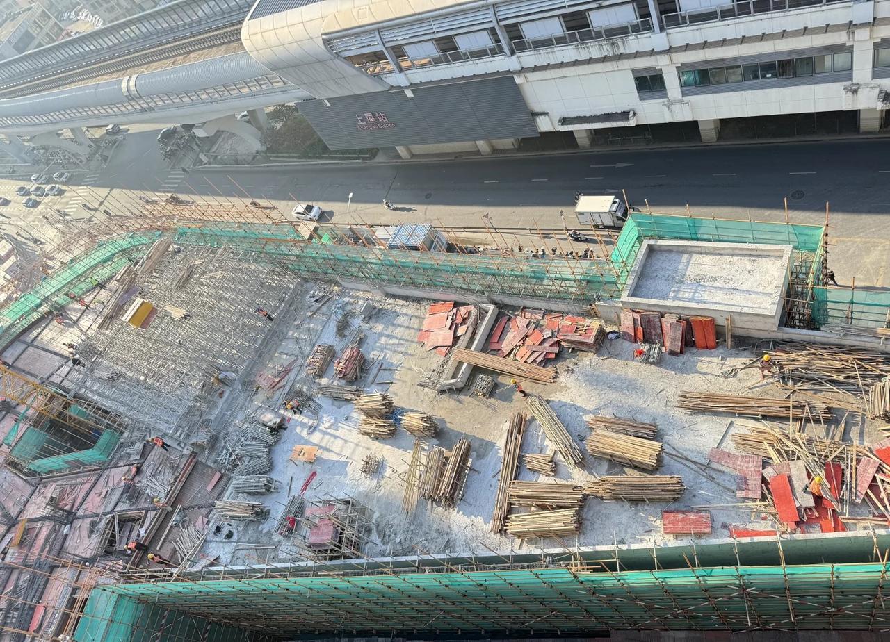 13号线上屋中转站进度 11.17
这是封顶了深圳深圳地铁 13号线 上屋站 深