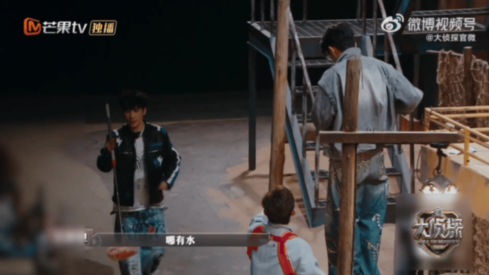 刘昊然有活是真干刘昊然眼里全是细节行动力拉满！探案时发现反光镜积满灰尘，立刻搬来