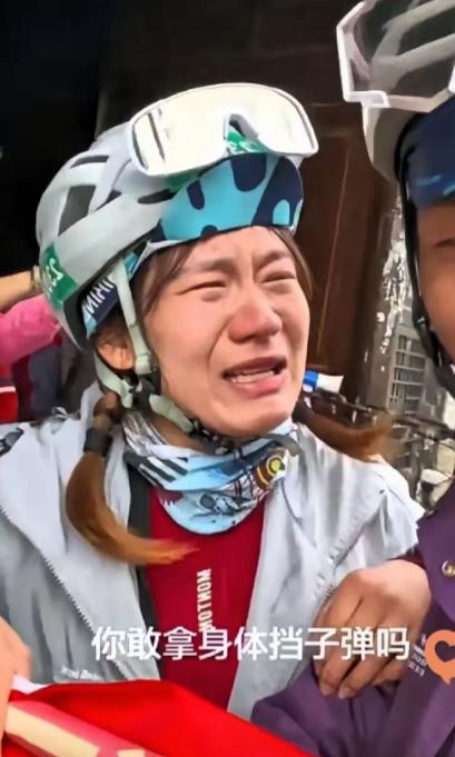 5月7日，四川泸定桥上，有个女游客站在桥上突然问老公：“你敢拿身体挡子弹吗？”老