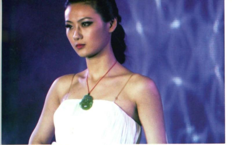 金店集体涨价，涨幅普遍超10%，这事儿最近闹得挺火。像君佩珠宝一只50克重的竹节