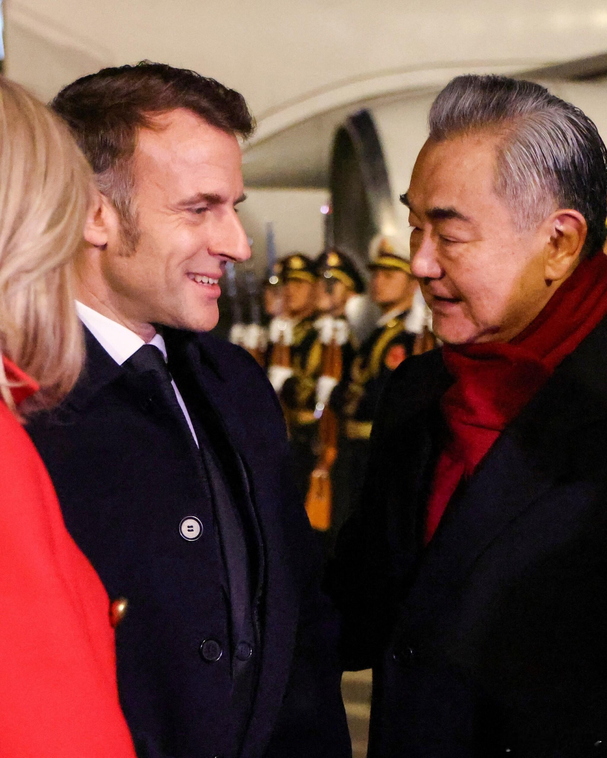 马克龙抵京照片眼熟的女安保人员 