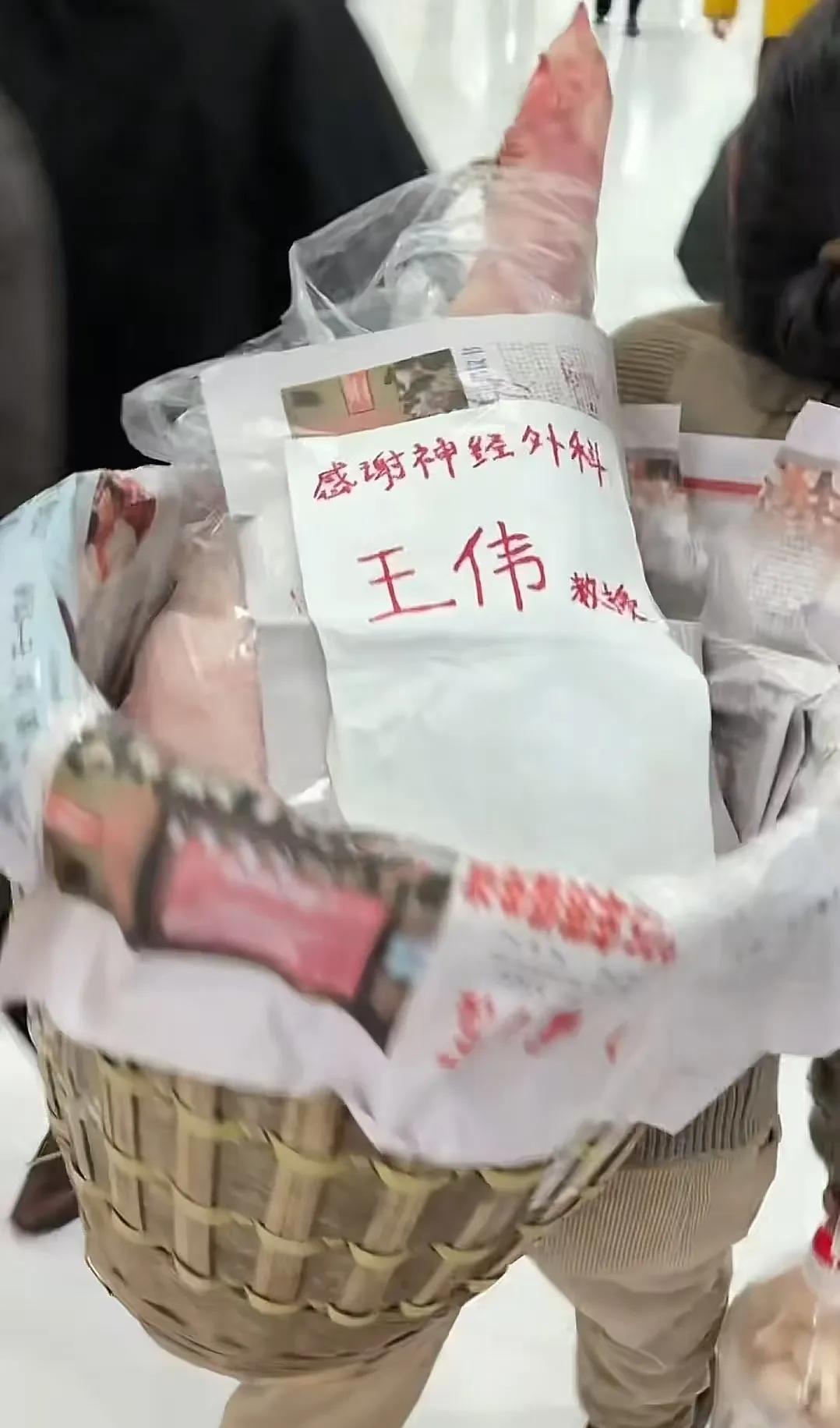 女子明目张胆地给医生送礼，全网却拍手叫好！网友：这才是医患该有的样子！在成都华西